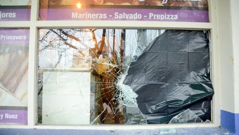 Rompieron el vidrio de una panadería y se llevaron tortas y gaseosas