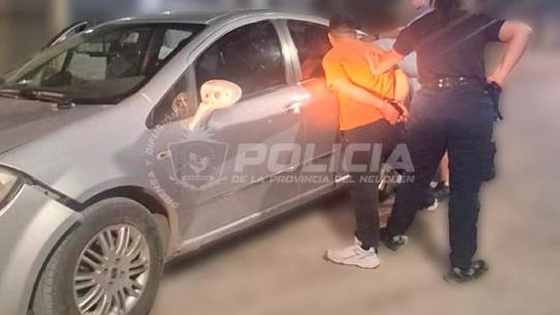 Los delincuentes que desvalijaban casas fueron apresados in fraganti gracias a un rápido despliegue policial. | LM Neuquen Los delincuentes que desvalijaban casas fueron apresados in fraganti gracias a un rápido despliegue policial.