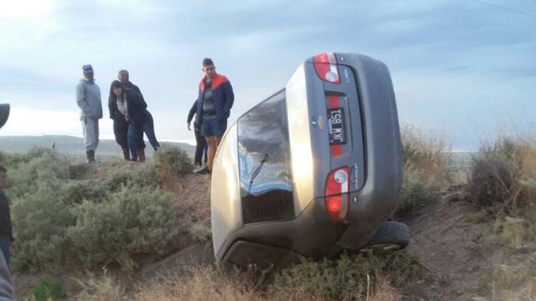 Policías volcaron cuando iban en un auto a Zapala