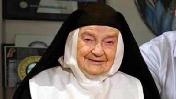 La monja de 95 años se encuentra desorientada, dice el informe.