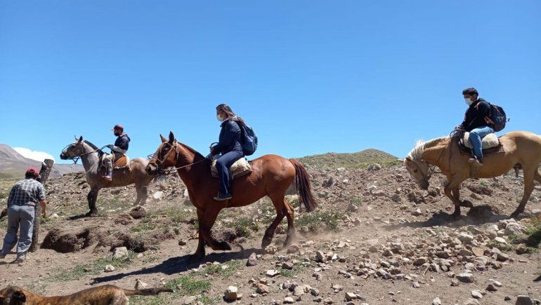 Visitan los puestos a caballo para prevenir la salud