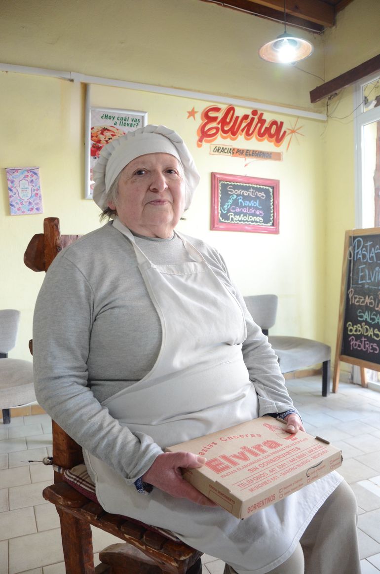 Elvira tuvo la habilidad de rellenar sus pastas con trucha, ciervo, cordero y sesos. algo que era poco habitual años atrás encontrar en negocios de pastas. Entre su clientela, el ex intendente Pechi Quiroga, siempre se pegaba una vuelta por el negocio del bajo neuquino.