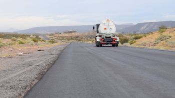 Un trayecto de la ruta provincial 6 entre Neuquén y Río Negro. Un trayecto de la ruta provincial 6 entre Neuquén y Río Negro.