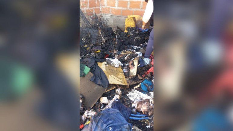 Se incendió su casa, los bomberos no llegaron y la salvaron los vecinos