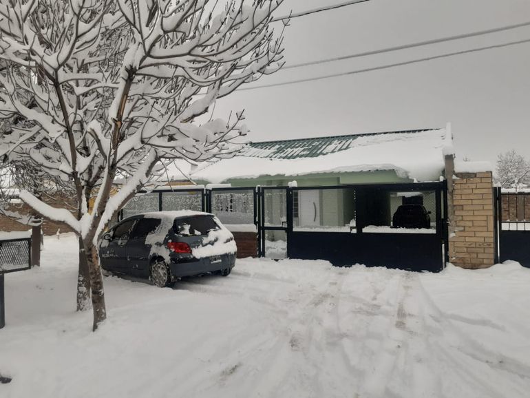 La casa del Huevo Acuña en Zapala cubierta de nieve.