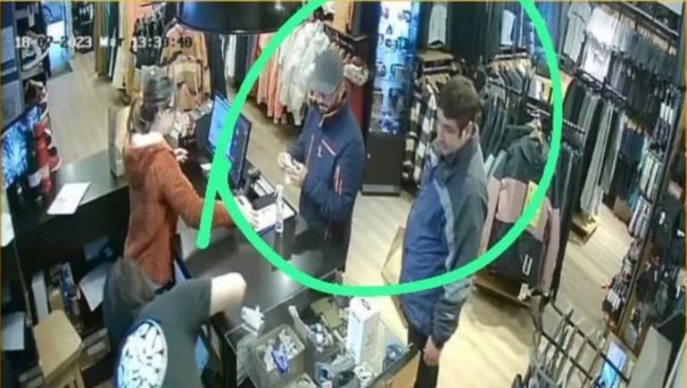 Los delincuentes fueron captados en acción por las cámaras de un comercio.