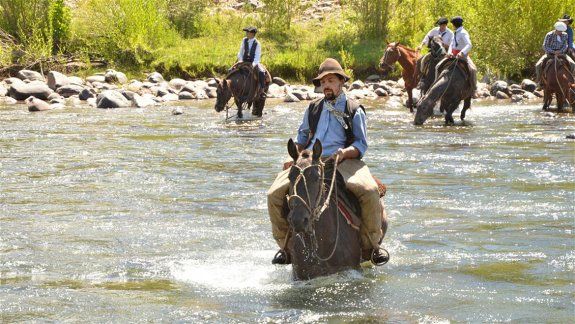 En busca del último, cerca de todos. Los pobladores del norte lo bautizaron cura gaucho por su fuerte vinculación a las tradiciones campesinas. También destacan las virtudes de jinete de este sacerdote, hincha de San Lorenzo de Almagro, al igual que el