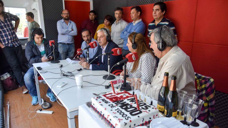 Los integrantes del staff de la radio celebraron a lo grande.