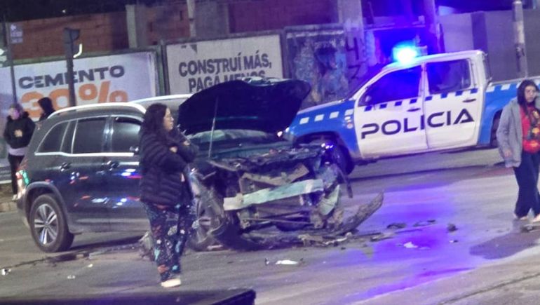 Los vecinos dijeron que el conductor de la camioneta perdió el conocimiento unos minutos.