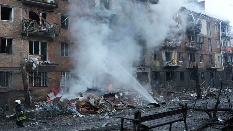 Rusia bombardea a Kiev y la deja sin agua ni luz