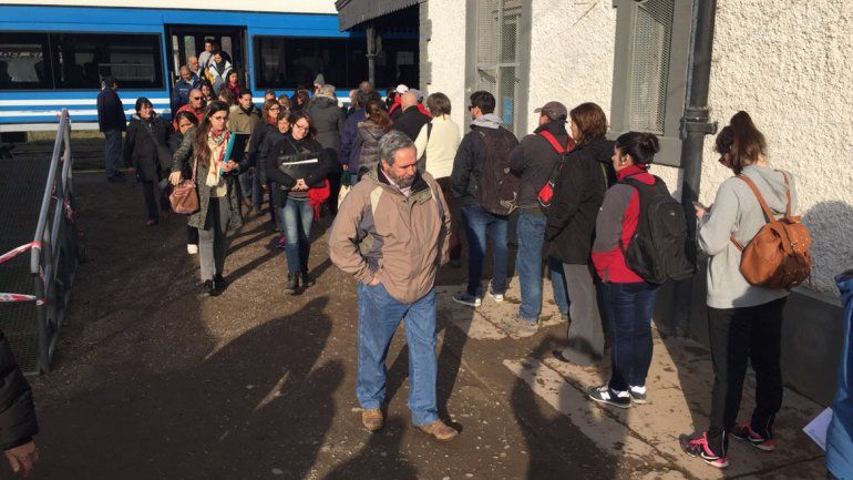 Cientos de personas se agolpan para viajar en tren