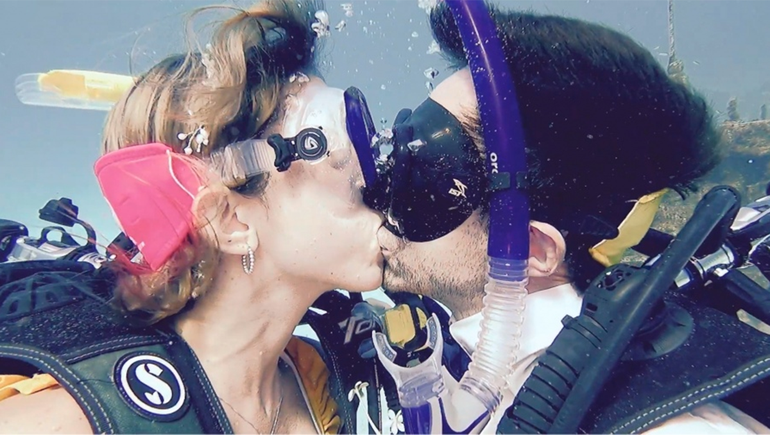 Sofía y Damián, la pareja que apostó a las profundidades del mar para dar el sí