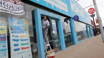 El robo se registró en la madrugada de este martes, cuando los agentes constataron la puerta de blindex destruida. El robo se registró en la madrugada de este martes, cuando los agentes constataron la puerta de blindex destruida.