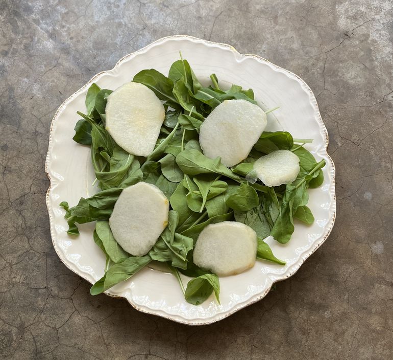 Rúcula y pera, la base de una ensalada fresca y prometedora. Rúcula y pera, la base de una ensalada fresca y prometedora.