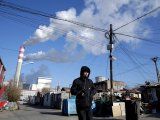 FOTO DE ARCHIVO: Un hombre camina cerca de una central eléctrica de carbón en Harbin, provincia de Heilongjiang, China 27 de noviembre de 2019. REUTERS/Jason Lee