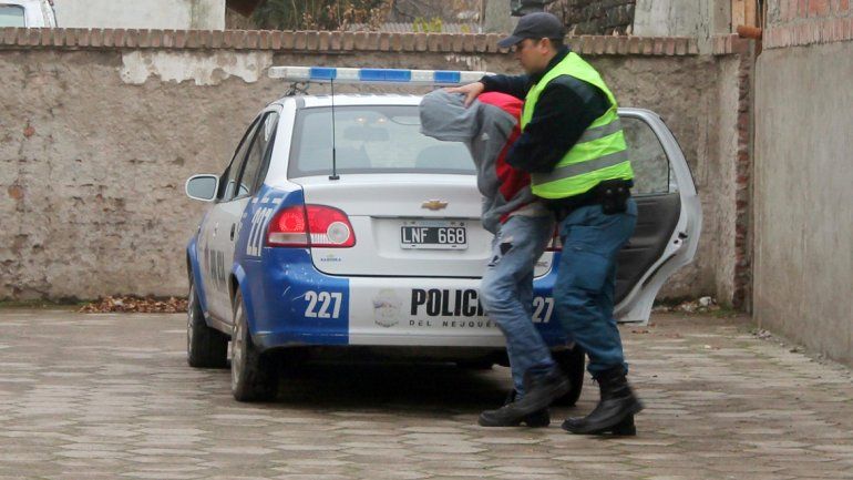 Así era trasladado el acusado hasta la casa donde permanecerá preso.