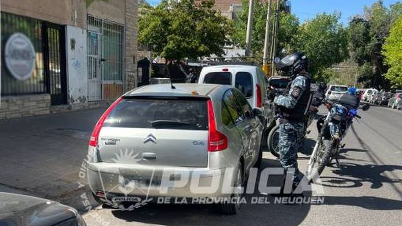 Los efectivos del DEMOSE hicieron un rápido despliegue y apresaron a dos delincuentes. | LM Neuquen Los efectivos del DEMOSE hicieron un rápido despliegue y apresaron a dos delincuentes.
