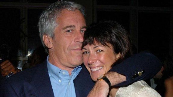 Atroz denuncia en el caso Epstein: Fui violada por él frente a mi hijo