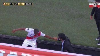 La calentura de De La Cruz con Gallardo y con su ayudante Biscay por la variante. La calentura de De La Cruz con Gallardo y con su ayudante Biscay por la variante.