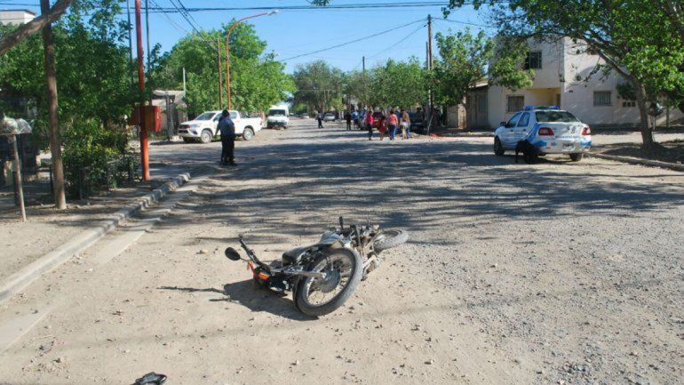 La moto de la víctima quedó tirada en la calle.