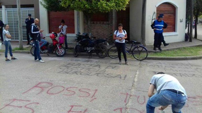 Escracharon y denunciaron al juez que liberó al asesino de Micaela