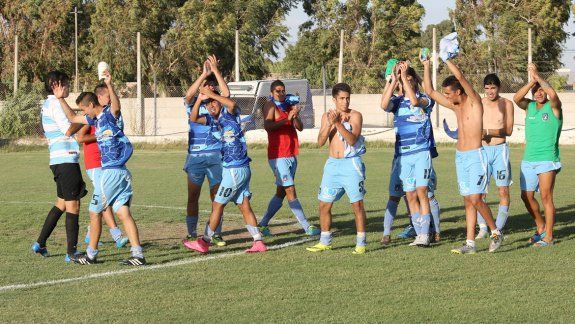 Los planteles de Pacífico y el Gallo festejan la clasificación a la instancia final de la Copa Neuquén, al cabo de una jornada sumamente emotiva en la región. ¡Que viva el fútbol!