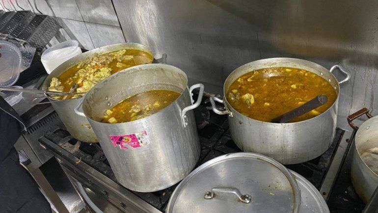 Alto guiso, tortas fritas y pan casero: el sábado Petro cocina para el  pueblo