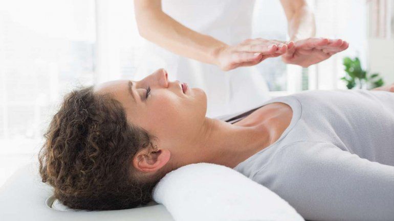 El reiki (imposición de manos) empezó a estar de moda como una alternativa para sanar la mente y el cuerpo.