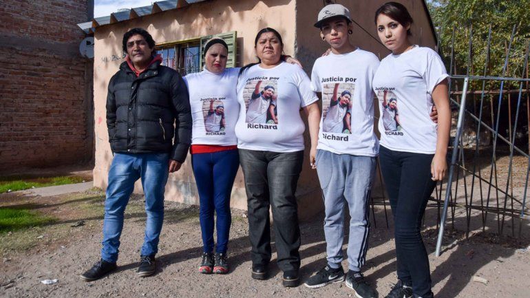 Todos vieron que ellos mataron a mi hijo por la espalda