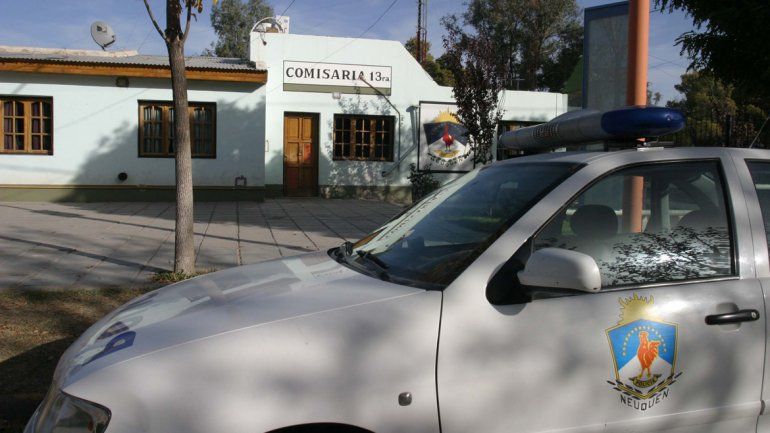 El violento e inédito episodio se registró en el barrio Costa Verde en El Chañar. La Policía logró detener al agresor.