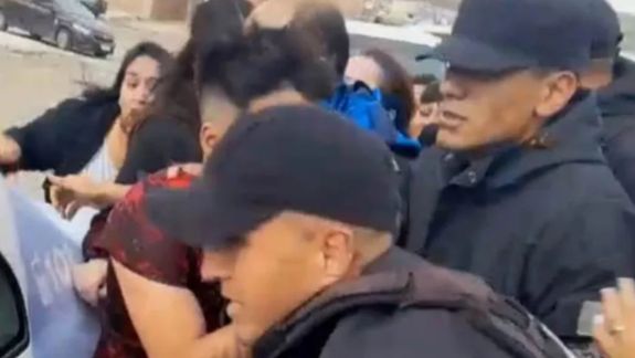La policía sacó al portero del jardín de infantes de Caleta Olivia entre gritos e insultos.&nbsp;