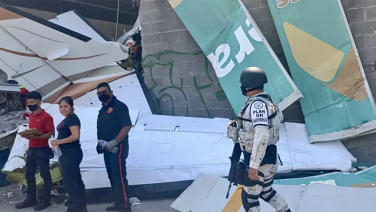 Una avioneta cayó sobre un supermercado en México: hay tres muertos
