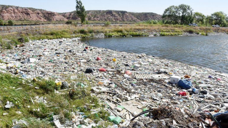 Una playa repleta de basura. Los vecinos de los countries ya no saben qué hacer para no respirar malos olores.