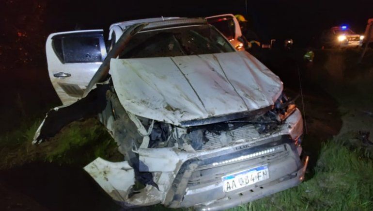 Mordieron la banquina, volcaron y se salvaron de milagro