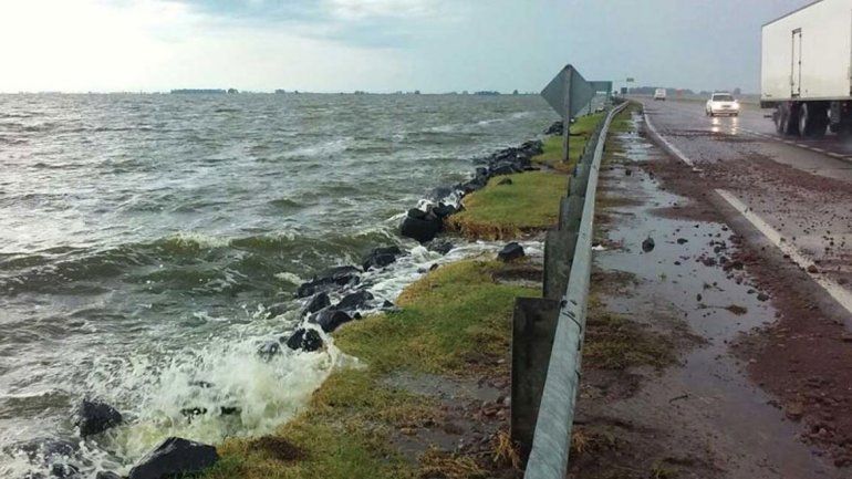 Vuelven a cortar una ruta por las lluvias en Santa Fe