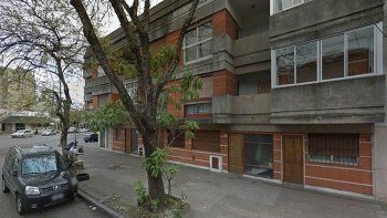 El agresor entró con ella al edificio diciéndole que era un vecino. En la puerta del departamento, la golpeó y entró.