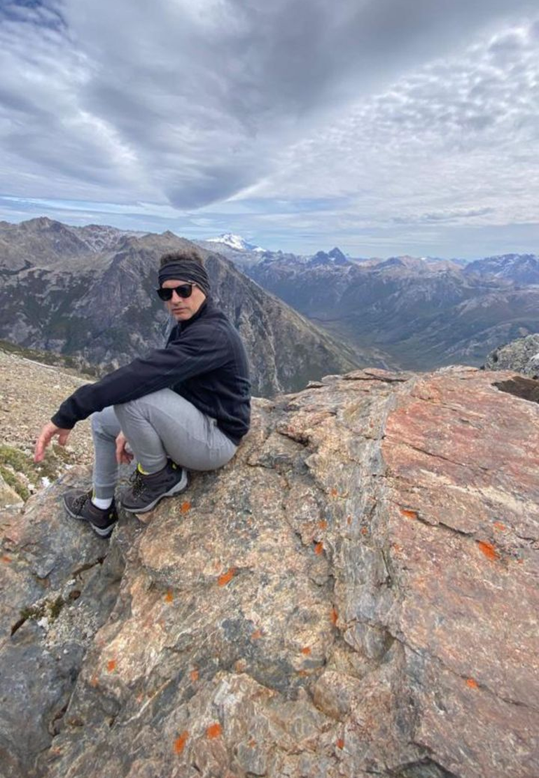 Ángel de Brito en la cima del Cerro Catedral, en Bariloche.