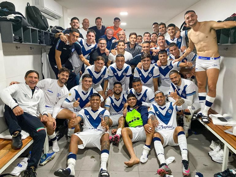 Alegría total: la reacción de los jugadores de Vélez tras ver su clasificación a cuartos de final en un celular