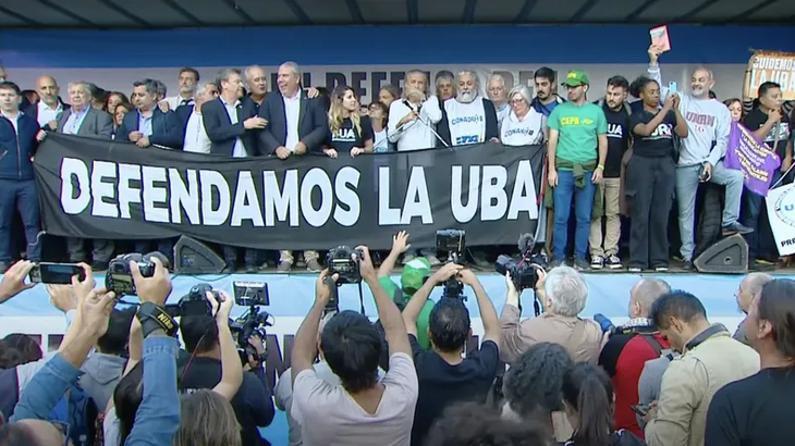 Un palco que empalideció el genuino reclamo de miles y miles de familias que salieron a protestar en contra de los recortes de presupuesto a la Universidad pública. Un palco que empalideció el genuino reclamo de miles y miles de familias que salieron a protestar en contra de los recortes de presupuesto a la Universidad pública.