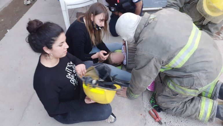 Una nena quedó atascada en el filtro de aire de un camión
