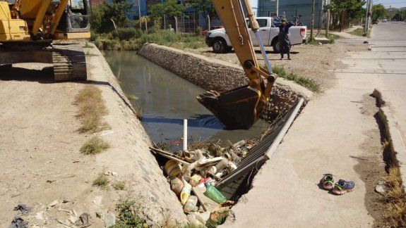 Sacaron 80 toneladas de basura de un canal de la zona oeste