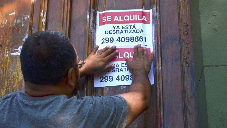 Gremialistas realizaron pegatinas en las puertas en Casa de Gobierno.