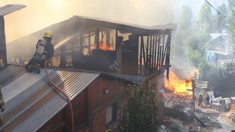 El fuego arrasó con tres casas del barrio La Cantera