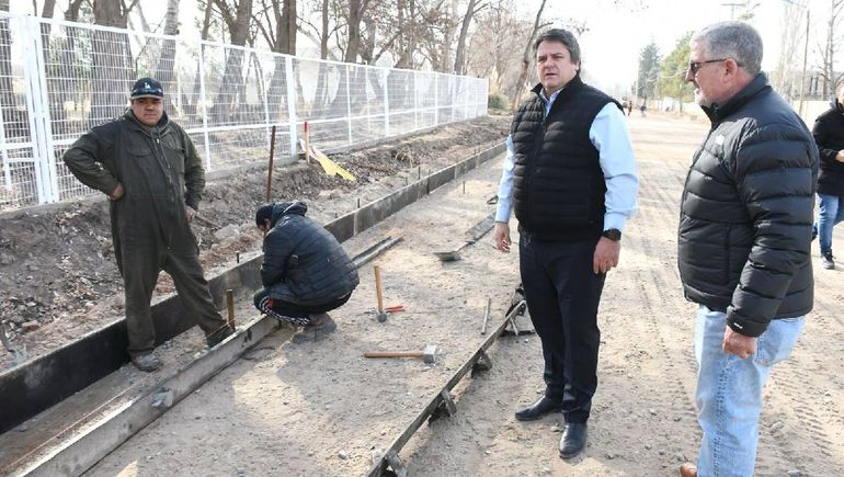 Gaido recorre la obra del pavimento en la calle Chivilcoy 