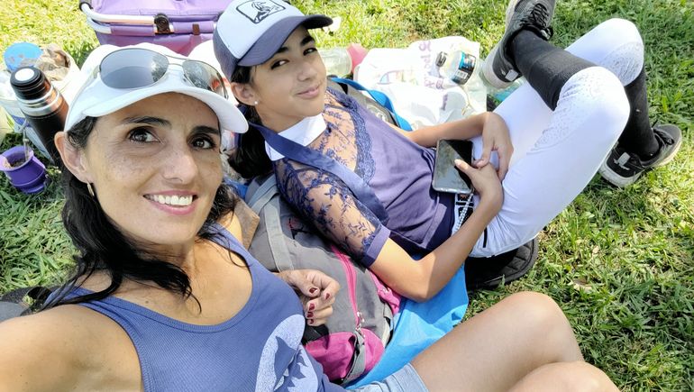 Melca y Delfina, en una tarde de recreación y paz. Melca y Delfina, en una tarde de recreación y paz.