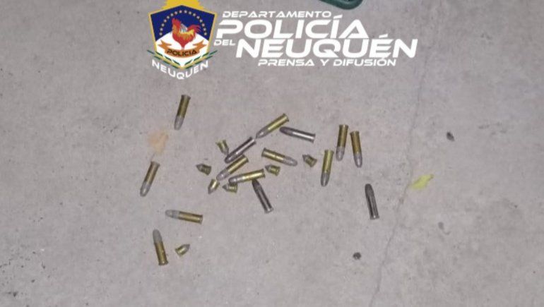 La Policía demoró al sospechoso y secuestró un arma de fuego y municiones.