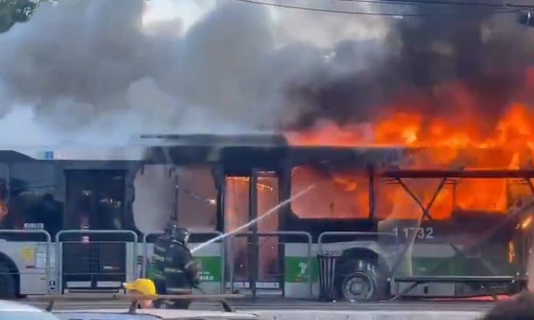 El ómnibus contra el que se estrelló la avioneta em San Pablo afortunadamente no tenía pasajeros a bordo. El ómnibus contra el que se estrelló la avioneta em San Pablo afortunadamente no tenía pasajeros a bordo.