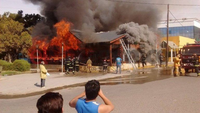 Un bombero murió cuando combatía un incendio en un bar