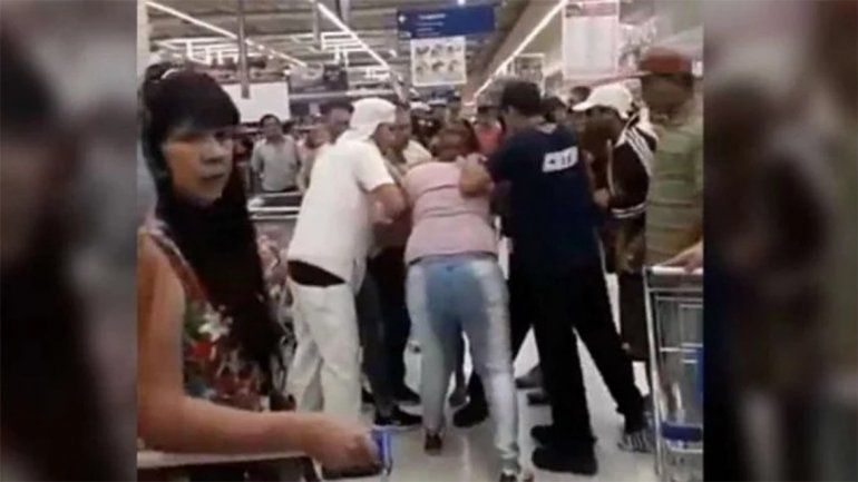 Se pelearon por la última bandeja de milanesas en oferta