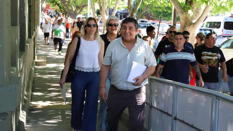 El secretario general de ATE, Carlos Quintriqueo entrando a Casa de Gobierno por la mesa paritaria 2026 para los estatales. El secretario general de ATE, Carlos Quintriqueo entrando a Casa de Gobierno por la mesa paritaria 2026 para los estatales.